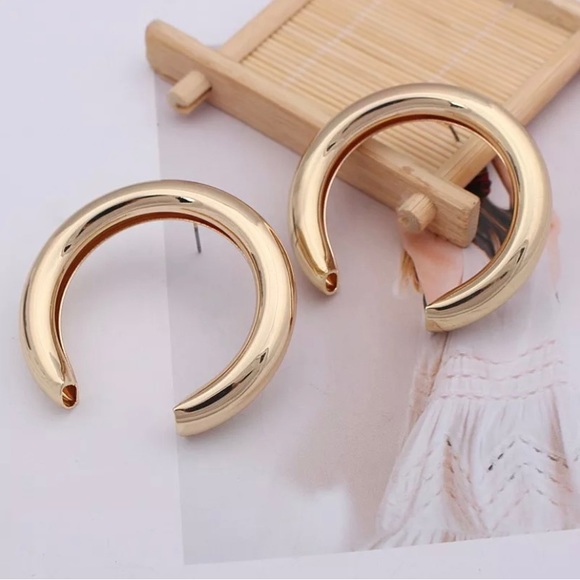 Large thick gold crescent 🌙 moon hoop earrings - Picture 2 of 8